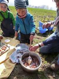 Eier in den kochenden Zwiebelsud einlegen