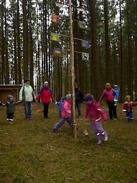 Tanz um den Maibaum