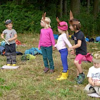 Probe auf der Wiese - der Specht und die Hasen.
