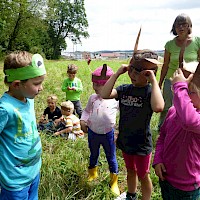 Frosch und Hasen singen gemeinsam.