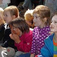 Gespannt kleine Zuschauer.