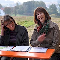 Jetzt geht's gleich los! Claudia und Karin warten auf die Teams.