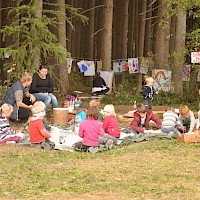 Den Kindern wurde die Wartezeit  beim Sägen, Raspeln und Malen nicht lang.