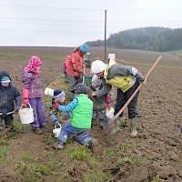 Alle helfen mit.