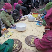 Kartoffeln, Zwiebeln, Karotten und Sellerie - alles wandert in den Suppentopf!