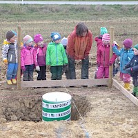 schnurgerüst und Fundamente werden genau inspiziert.