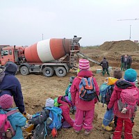 Vom Aussichtshügel aus wird der Betonmischer beobachtet.