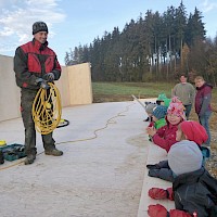 Der große Zimmerer erklärt den kleinen Zimmererleuten alles ganz genau!