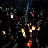 Ein buntes Lichtermeer verschiedenster Laternen.