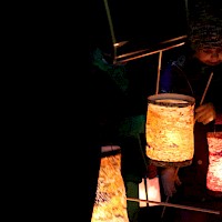 Laternenlicht leuchtet durch die Nacht.