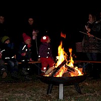 Am wärmenden Feuer.