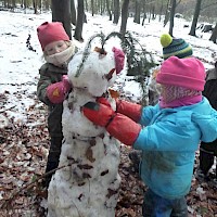 Der Schnee reicht schon für die ersten Schneemänner.