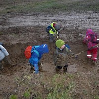 Der geschmolzene Schnee hat weichen Schlamm zurückgelassen.