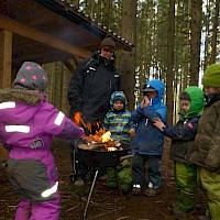 ......und ins Feuer geworfen. Jetzt heißt es nur noch geduldig warten.