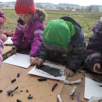 Die weichen Holzkohlestifte laden zum Experimentieren ein.