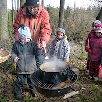 Der Zwiebelschalensud kocht schon, jetzt werden die Eier eingelegt.