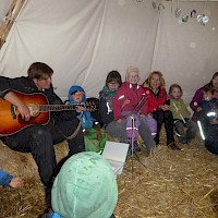 Mit Gitarrenbegleitung singt es sich gleich viel besser!