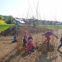 Kaum fertig, wird das Tipi gleich zur Knödelproduktionsanlage umfunktioniert.