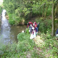 Mit vielen Eimern holen wir Wasser vom Bach.