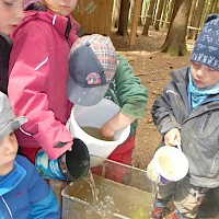 Aber wir schaffen es und füllen das Bachwasser ins Aquarium.