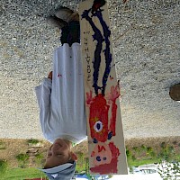 Das bin ich beim Fußballspielen.