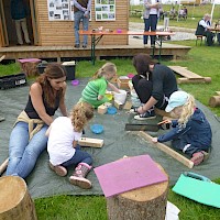Bauwerke aus Holzklötzchen zusammennageln