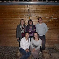 Trotz Dunkelheit stellte sich der neue Elternbeirat gleich dem Fotografen: Anita Brandstätter, Kindergartenleitung Claudia Sandmeyer, Martin Forster, Annabell Petermaier und Karin Finsterer.