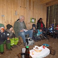 Gemütliche Vorleserunde bei Tee und Lebkuchen.