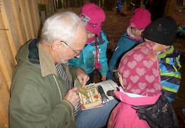 Vorlesepate Gernot Häublein zu Gast im Wald