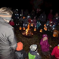 Am Lagerfeuer klingt das schöne Fest aus.