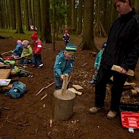 Für ein gutes Feuer braucht es kleines Holz.