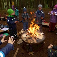 Bald ist das Feuer bereit für's Stockbrot.