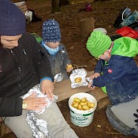 Die Kartoffeln werden gewaschen und eingewickelt.....