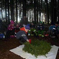 Die erste Kerze bekommt ihren Platz auf dem schönen Adventskranz.