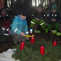 Das Licht einer Kerze ist im Advent erwacht....