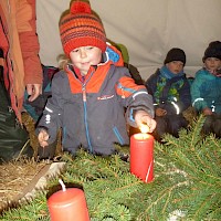 Auch im Tipi steht der Adventskranz im Mittelpunkt.