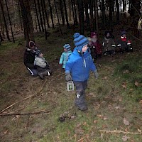 Mit der Laterne wird erstmal der Weg für Josef und Maria ausgeleuchtet.