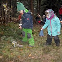 Maria und Josef gehen ein Stückchen weiter.