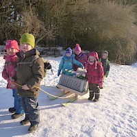 Der neuen Schlitten gleitet mühelos durch den Schnee.