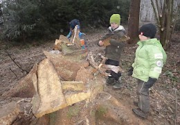 Eine Burg aus Holzkeilen.