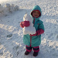 Das Schneebaby muss auch mit dabei sein.