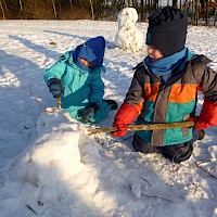 Die festgefrorenen Schneekugeln werden mit Bohrlächern versehen.