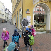 Der "Silberne Mann" fasziniert die Kinder.