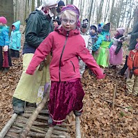 Die Wackelbrücke über den Flüsterbach.