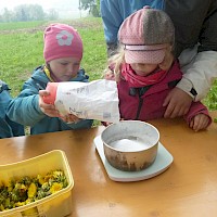 Aus Zucker, Blüten und Orangensaft wird leckerer Sirup.