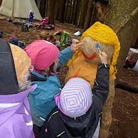 Die Strohkinder bekommen ein fröhliches Gesicht.