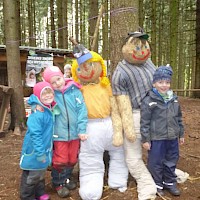 Die ersten Strohkinder sind fertig und warten auf ihren Platz auf der Wiese.