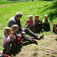 MdB Thomas Gambke hört aufmerksam zu, was ihm die Kinder erzählen.