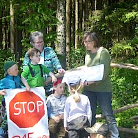 Claudia Sandmeyer überreicht das Buch der Kinder.