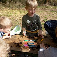 Kresse-Eier werden befüllt und bemalt.